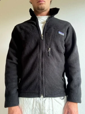 Patagonia fleece XS - Välkommen till byTorén Detta är en fleece från Patagonia i storlek XS med normal passform. Plagget är i bra skick utan några defekter. Hör av dig vid intresse eller frågor, vi hörs! 