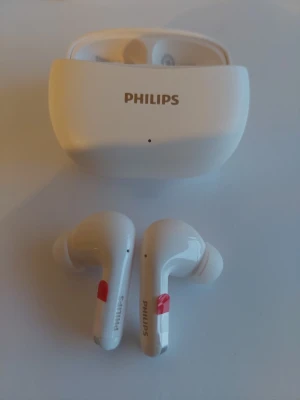 Vita trådlösa in-ear hörlurar Philips - Snygga vita trådlösa in-ear hörlurar från Philips med laddningsetui. Hörlurarna har en stilren design med mjuka former och silikonproppar för bekväm passform. Perfekta för musik, poddar och samtal på språng.