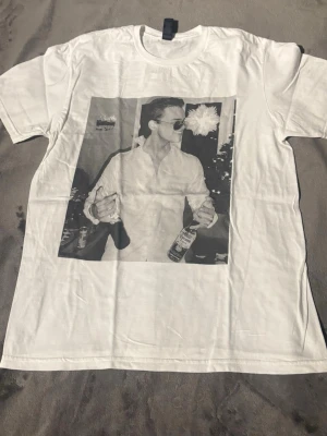 Krobbe tshirt  - Vit t-shirt med krobbe på framsidan av T-shirten. Denna är limited edition och finns en tjugotal av denna.   T-shirten har rund hals och korta ärmar. Perfekt för dig som gillar statement-plagg och coola motiv.