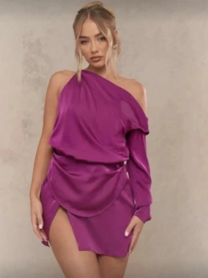 Lila oneshoulder klänning Missguided -  lila kortklänning från Missguided S, liten i storlek passar XS