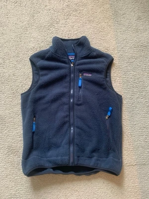 Patagonia väst  -  mörkblå Patagonia väst kom gärna med frågor, pris kan diskuteras. 