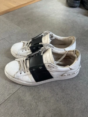 Valentino sneakers  - Valentino skor i lite slitet skick 
