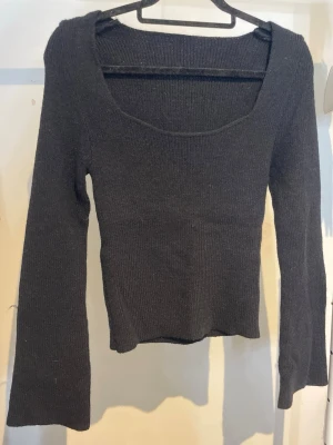 Svart stickad tröja - En svart stickad tröja från Shein, storlek S. Använd en gång.