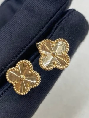 Guldfärgade fyrklöverörhängen - Sprillans nya guldpläterade örhängen med fyrklöverform. Perfekta nu i sommar då man kan bada med dom och de rostar inte. Exklusiva örhängen med en elegant touch✨💛