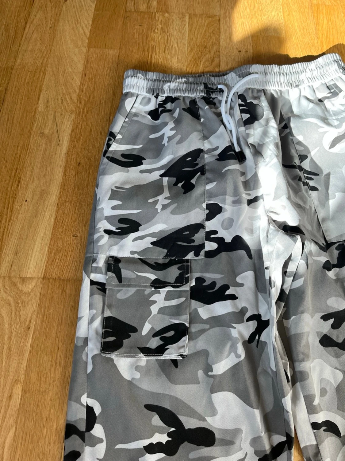 Grå camo cargobyxor  - 1