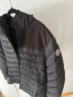 Svart dunjacka från Moncler - Snygg svart dunjacka från Moncler. Finns qr kod innaför jackan! Knappast använd så den är som nyskick!