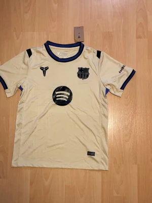 Fc Barcelona bortaställ 24/25 - Säljer min fotbollströja som jag bara har testad och märkte att den var för stor, så den är i bästa skick det är även players edition som menas att den är lättare men även bättre ”badges” som Barcelona loggan.
