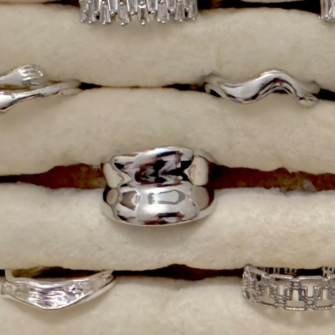 Silverfärgad ring
