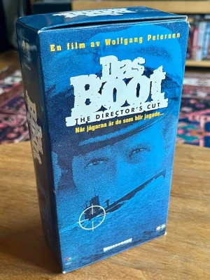 VHS-box Das Boot Director's Cut  - Dubbel VHS med en av dom bästa krigsfilmerna någonsin -  Das Boot. Denna Director's Cut är över 3 timmar lång och har fått fördelas på två kassetter. Boxen är i gott skick 