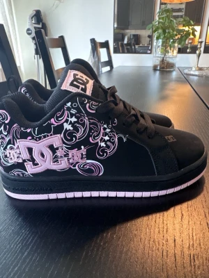 Dc skor - För stora för mig så säljer för samma pris så jag kan köpa nya i min storlek