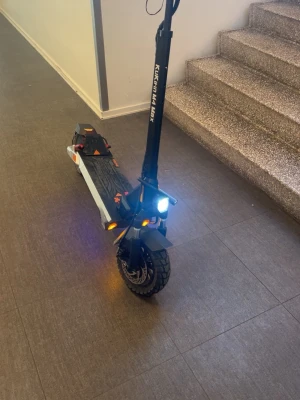 KuKirin M4 Max Elscooter/Elsparkcykel ⚠️UPPHÄMTNING ENDAST⚠️ - M4 Max elscooter säljes – 4500 kr (pris kan diskuteras)  Säljer en M4 Max elscooter i mycket fint skick. Endast använd i 1 månad och fungerar som ny.  Specifikationer:  * 800W motor * 48V 18.2Ah batteri * Upp till 64 km räckvidd * 3 körlägen * 10-tums däck * Dubbel fjädring/stötdämpare * LED-lights med flera olika lägen * Fram- och bakljus * Startas med nyckel (extranyckel ingår)  Ingår: * Laddare * Originalkartong * Extra delar och skruvar  Pris: 4500 kr, men kan diskuteras vid snabb affär. 