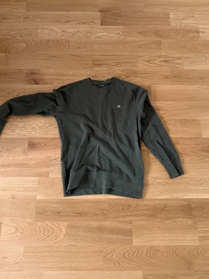 Mörkgrön sweatshirt från J.Lindeberg - Mörkgrön sweatshirt från J.Lindeberg. Priset ej hugget i sten och hör av dig vid funderingar