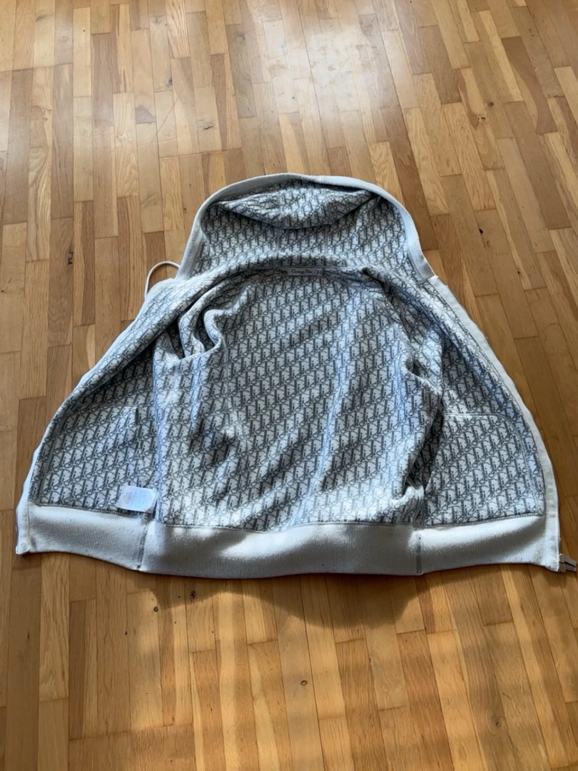 Vit hoodie från D I O R med monogram  - 1