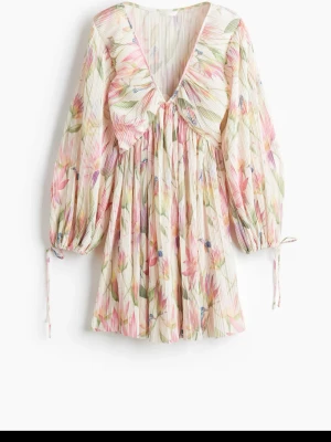 Blommig populär känning från h&m  - Säljer en superfin klänning från h&m med prislapp på!💓