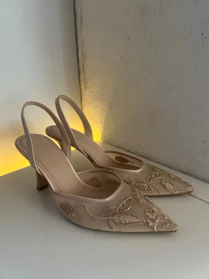 Klackar Bal skor  - Bal skor i beige rosa guldig färg i MYCKET fint sick bara använda en gång. 8 cm klack men ändå lätta att gå i. 