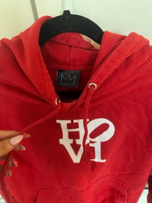 Röd hov1 hoodie - En röd hov1 hoodie som är jättefin och perfekt till hov1 fansen, säljer den då den inte kommer till användning💕