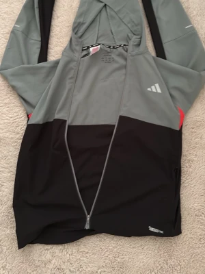 Adidas traning zip - Bra för traning eller vanligt är inte andvänd alls 