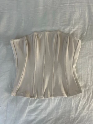Beige korsett topp - Fin korsett topp som inte kommit till användning. Aldrig använd💗