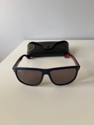 Ray Ban Boyfriend - Ray Ban Boyfriends i Blå/Röd.