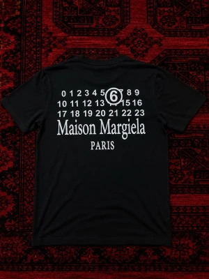 Maison Margiela t-shirt - Svart t-shirt från Maison Margiela unik och efterfrågad modell | perfekt för clean sommar outfits! | Skick : 10/10 Inga tecken på användning | Masion margiela påsen ingår på köpet | Storlek EU S | Längd : 64 cm | Bredd : 46 cm | pris går att diskutera vid snabbaffär / bundle köp! 