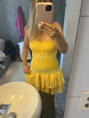 Gul kort klänning  - Säljer en fin gul kort klänning med volang. Ordinarie pris 1000kr.