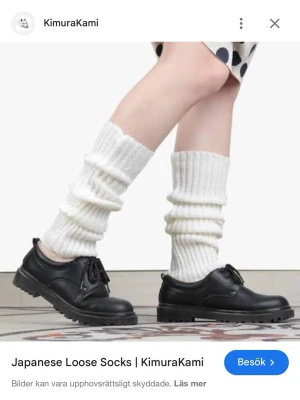 Långa ribbade benvärmare i ullmix - Säljer ett par långa, ribbade benvärmare i ljusbeige färg. De är stickade och har en mjuk och stretchig känsla, perfekta att dra över leggings eller jeans för extra värme. Passar till dig som vill ha en enkel men snygg detalj till din outfit. Nypris 28kr. Använd fåtal gånger utan defekter