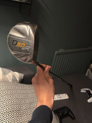 Golfklubba D50JR svart/gul - Golfklubba D50JR med svart och gul design. Klubban har ett stort klubbhuvud i metall och ett skaft med J Flex 40D, 606 ultra lightweight. Perfekt för dig som vill ha en lätt och smidig driver till golfbanan.