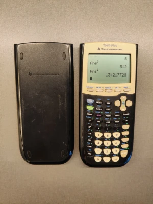 Texas Instruments TI-84 Plus miniräknare / grafräknare  - En svart grafritande miniräknare, modell TI-84 Plus från Texas Instruments. Perfekt för matte, fysik och andra naturvetenskapliga kurser. Har tydlig display, många funktioner och medföljer skyddsfodral i plast.