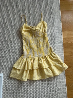 Gul zara klänning - Världens sötaste klänning från Zara ❤️❤️ pris kan alltid diskuteras 😇😇