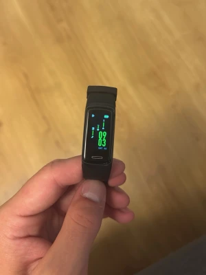 Hama fitwatch 4900 - Snygg svart smartklocka med smal rektangulär display och silikonarmband. Klockan har digital skärm med färgad text och touchknapp. Perfekt för att hålla koll på tid, steg och notiser direkt på handleden. Klockan mäter sömn kalorier osv…