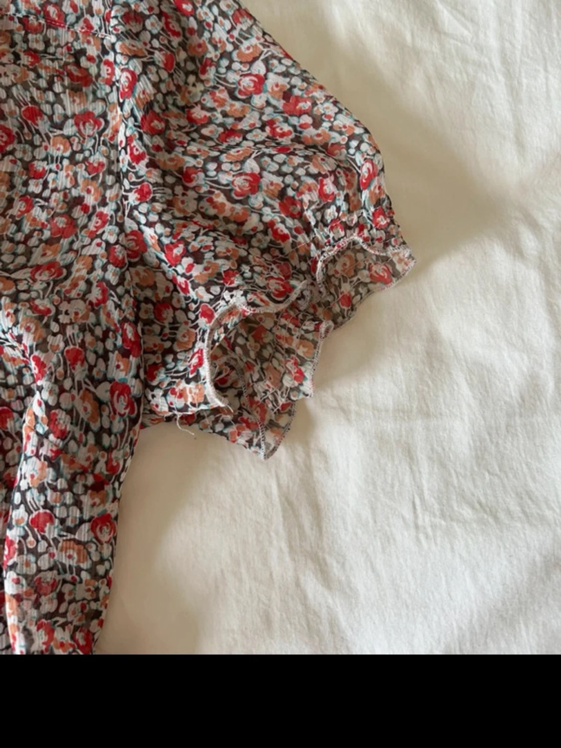 Blommig kortärmad blus med volang - 3