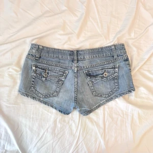 2000s low waist jeansshorts  - jättefina OOs lågmidjade shorts med slitage från usa snyggt slitna med revor passar storlek s perfekt en personlig favorit mått: längd bak 24 längd fram 20 midja 39 leverans inom 24h
