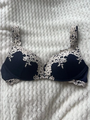 intimissimi push up bh - Säljer en intimissimi push-up bh i storlek 75d, passar mig som brukar ha b/c i cupa💓 Säljer då ingen intimissimi bh passar mig riktigt💕