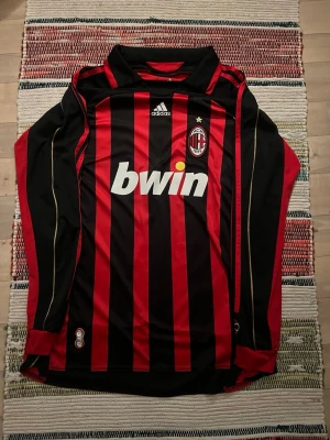 Vintage ac Milan jersey 2007 - Ifall du har några frågor så är de bara att skriva, jag är aktiv och skickar iväg snabbt. Priset kan diskuteras 