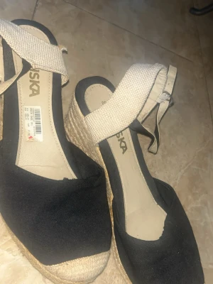 Klackskor / Sandaler med klack - Snygga svarta , beige klackskor! Använda ett par gånger men är i bra skick! ( ingen aning om vart den är köpt eller för hur mycket)