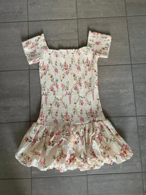 Viral blommig H&M klänning - Suuuperfin klänning från h&m som är ny utan prislapp! Storleks lappen är tyvärr bortklippt men storleken är M, men passar S också! Den är mycket eftertraktad och populär så passa på, postar alltid samma dag eller dagen efter beroende på när den köps!🩷🩷🩷