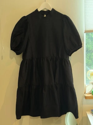 Klänning från monki  - Gullig babydoll klänning från monki, använd några gånger. Är i ett luftigt linne tyg. Strlk XS men ganska stor i storleken. 
