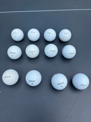 Dussin prov1 a klass  - Säljer ett dussin med 12 vita golfbollar från Titleist. Klassisk rund form med dimple-mönster för bättre flyg och kontroll. Perfekt för dig som vill fylla på golfbagen med kvalitetsbollar. Siffror och logga tryckta på varje boll. Perfekt till dig som vill ta din golf till nästa nivå med mer spinn och mer känsla. Hör gärna av dig med ett pris⛳️👍😁