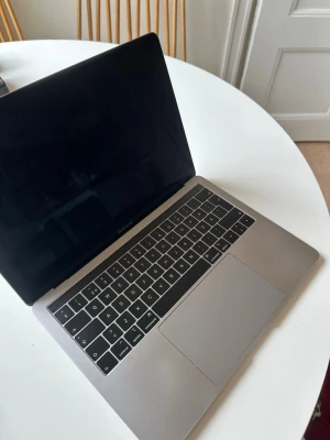 MacBook Pro 13" (2019) - 8 GB RAM 250 GB SSD - Säljer min MacBook Pro 13" ljusgrå då den inte används längre. Bra skick, de ända skadorna är en repa på ovansidan och en minde buckla på undersidan (se bilder). Förutom det fungerar den utan problem och batteri hälsan är i normalt skick. Säljs utan original låda och laddare.