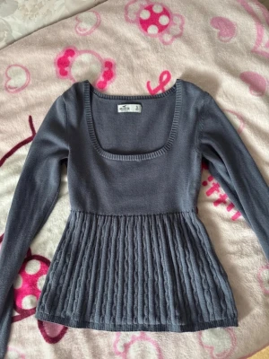 Blå babydoll topp Hollister - En blå babydoll topp ifrån Hollister i storlek S❣️ Defekter kan förekomma då den är använd och tecken på användning så som urtvättad/nopprig, lite lösa trådar osv. Skicka gärna prisförslag ❣️