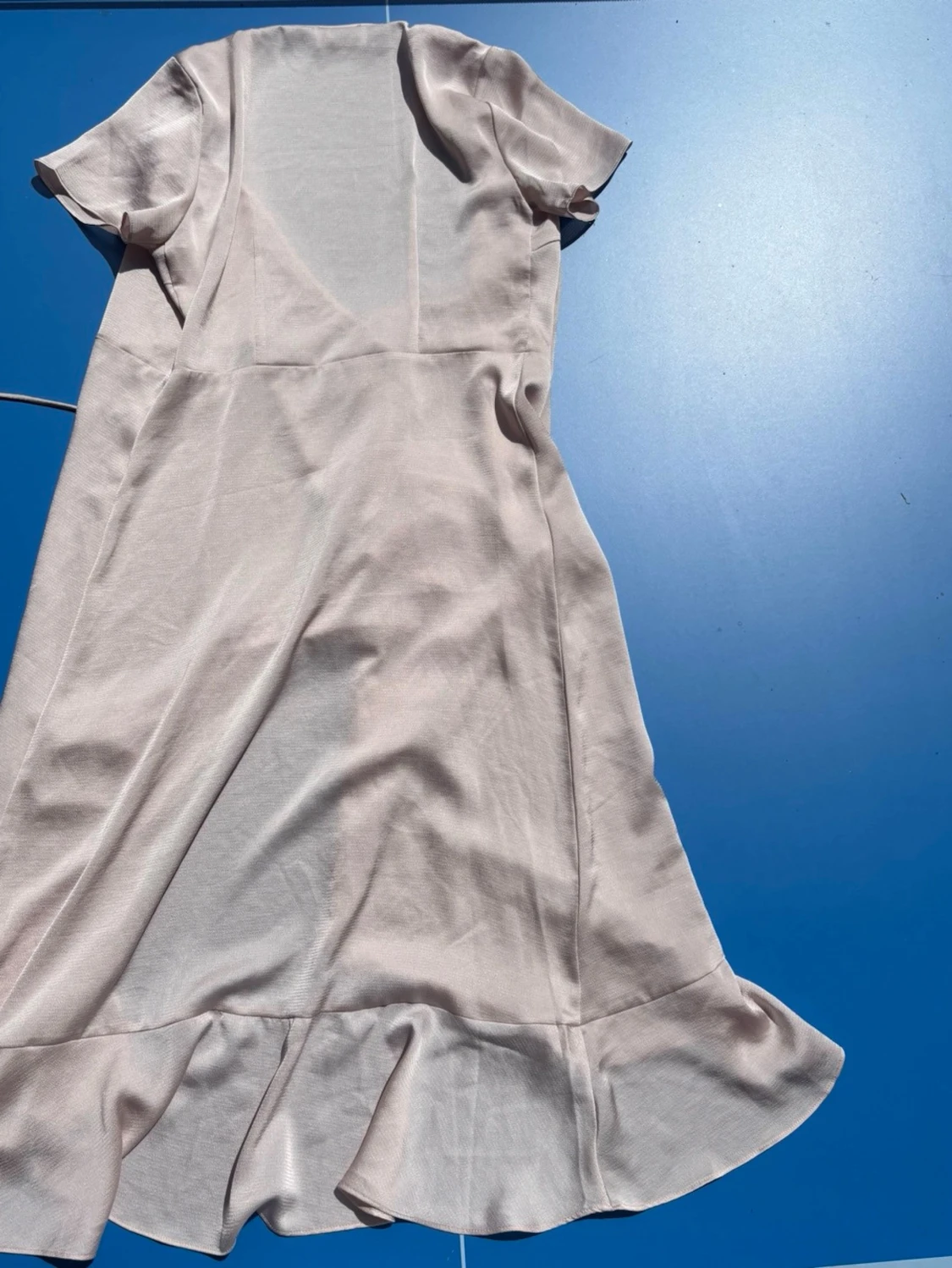 Ljus omlottklänning i satin - 3