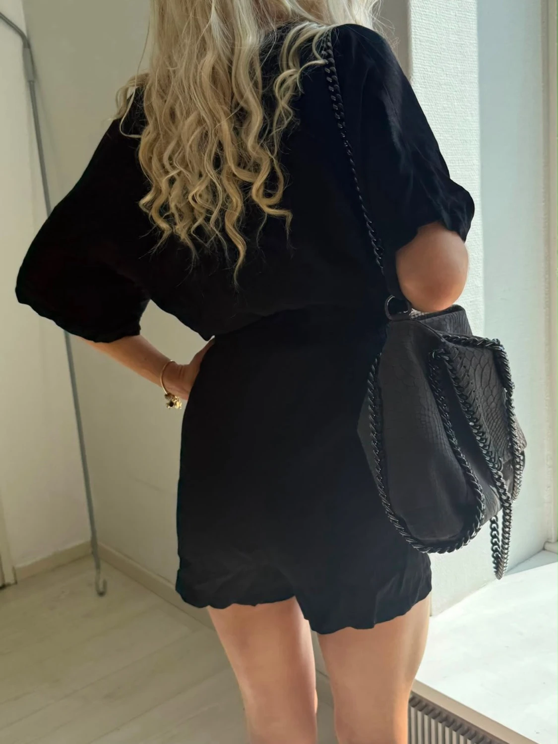 Svart kort jumpsuit med omlott - 1