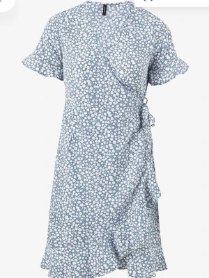 Blommig omlottklänning  - Super fin omlott klänning ifrån vero Moda🌸 kan knytas efter sin egna passform🌼perfekt till en härlig sommar middag eller en dag hemma🌸 använt några gånger men ett väldigt fint skick💕 pris kan diskuteras!🌸