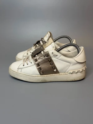 Valentino Skor  - ‼️VI TAR EJ BYTEN‼️ Valentino sneakers | Skick: 8.5/10 | Storlek EU 35.5 | Fraktar inom 24H efter köp på köparens bekostnad 📦💨 | Hör av dig vid minsta fråga eller fundering 