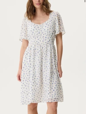 Vit blommig klänning  - Söt vit klänning med blått blommönster🌸🌼Klänningen har korta, luftiga ärmar och resår i midjan för en bekväm passform. Perfekt för att användas hemma eller till en härlig sommarlunch🍔🌸 Helt ny! Säljer för min farmor som inte gillade den efter hon hade klippt av prislappen🌼 pris kan diskuteras!
