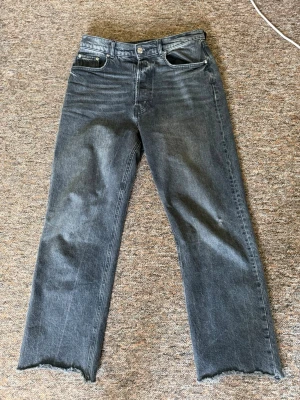 Jeans med klippta ben - Riktigt snygga jeans från Gina tricot som är klippta vid benen. De är i använt skick och har en liten skråma vid knäet men inget man tänker på. Hör av dig vid frågor eller funderingar 😃