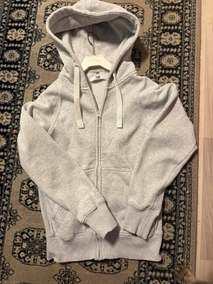 Russemerch zip hoodie - Riktigt snygg zip hoodie i storlek S från russemerch som inte används då den är för liten. Cond 10/10. Hör av dig vid funderingar 😃