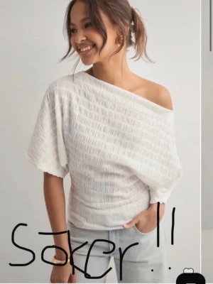 SÖKER! Nelly structure tee Vit storlek S  - Söker!!
