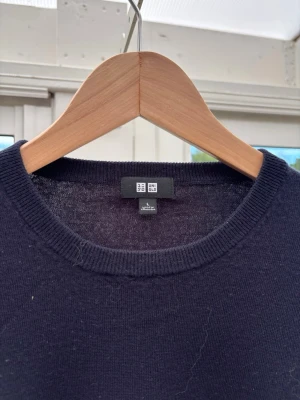 UNIQLO Merinoullströja - Fin navy färg | ingen defekt | tidlös & passar med allt | bra material & luftig | storlek L sitter bäst som M 