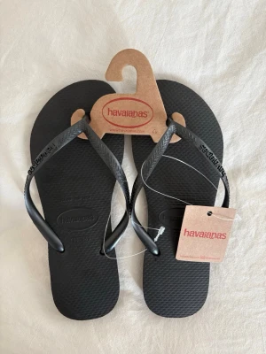 Havaianas - Helt nya Havaianas i storlek 35/36 i modellen ”slim”, säljer då de är för stora för mig<3 Nypris 399kr, pris går att diskuteras